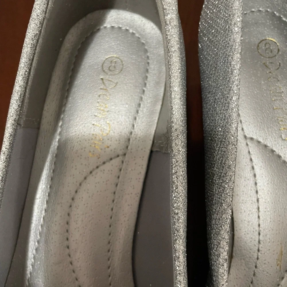 Dream Paris women’s Mila silver Gilitter size 8 shoe.low heel